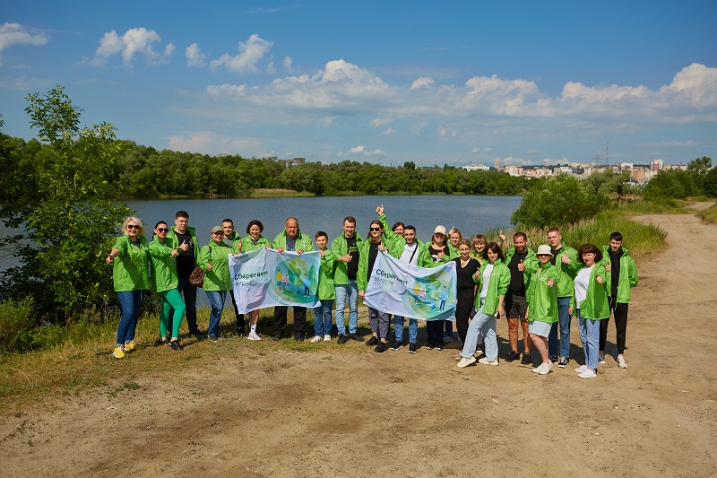 В Пензе эковолонтеры объединились для уборки берега реки Сура