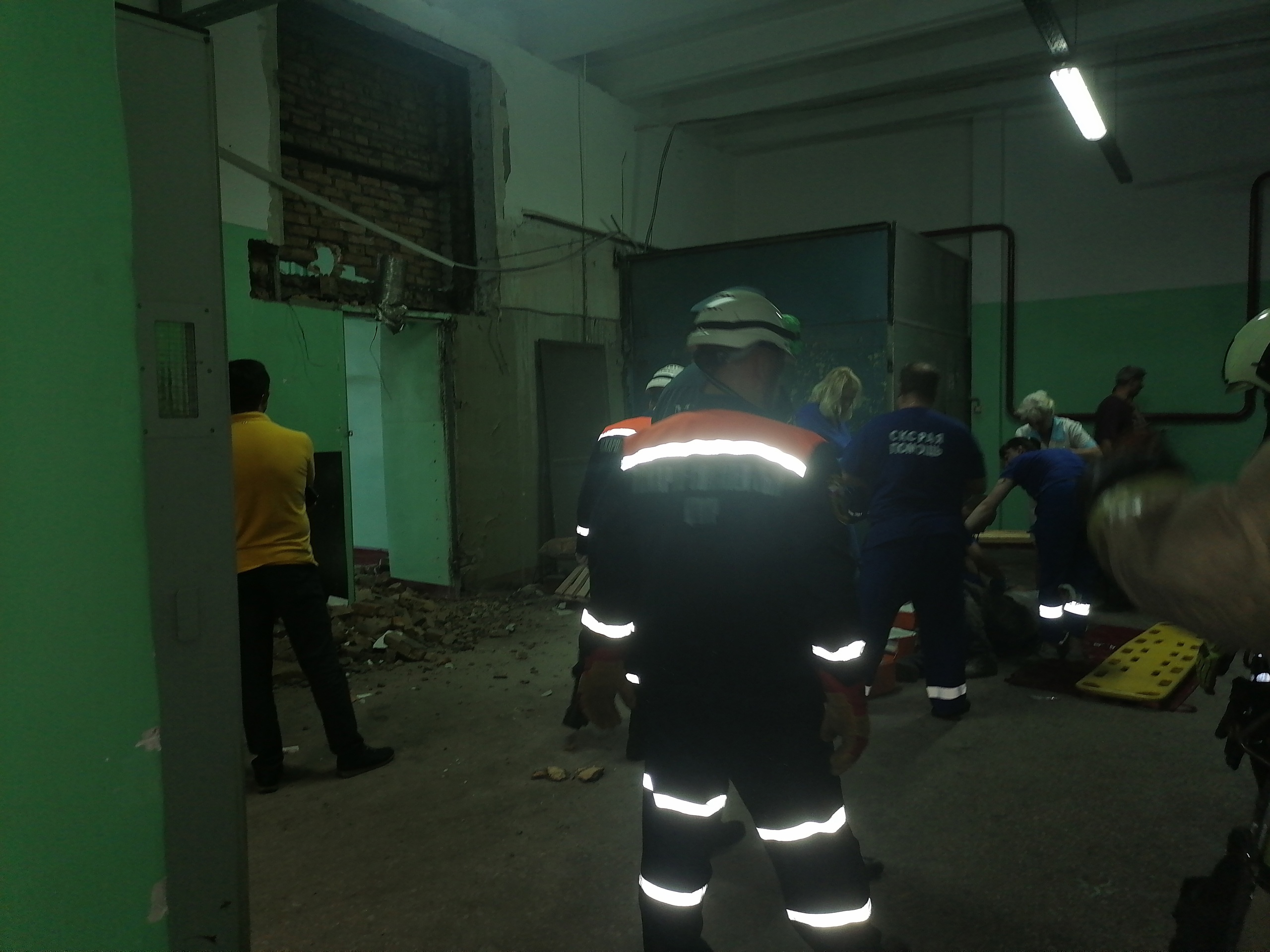 В Пензе упавшая стена погребла под завалами кирпича работника завода