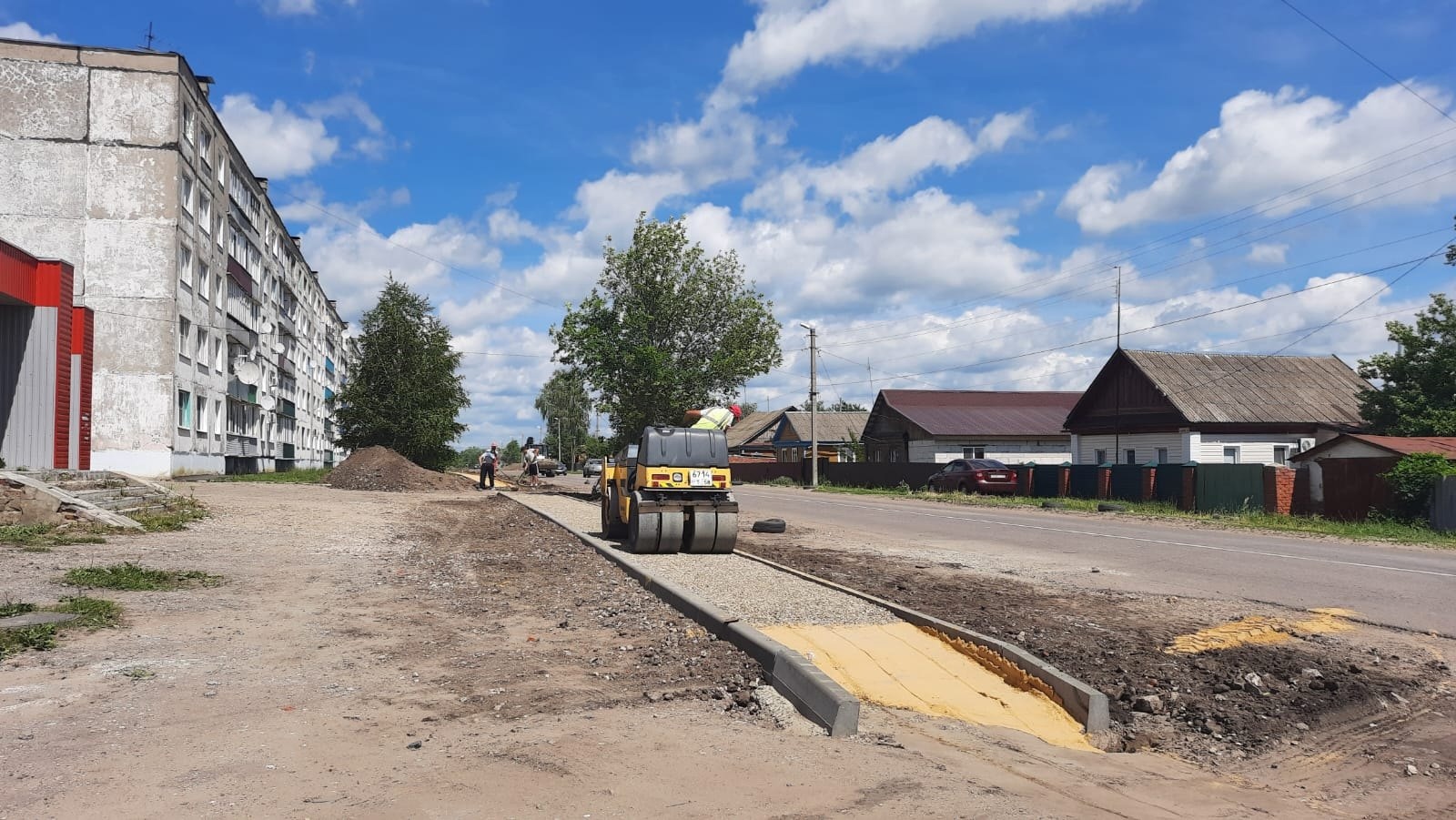 В Сердобске продолжают асфальтировку тротуара на улице Мира