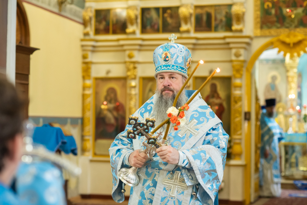 Митрополит Серафим совершил литургию в день Владимирской иконы Божией Матери
