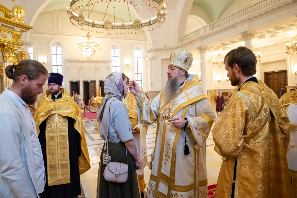 Митрополит Серафим подарил прихожанам иконки подвижников с Валаама