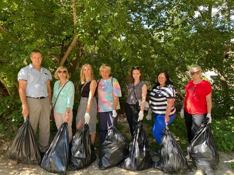 В Пензе очистили от мусора десятки улиц и скверов