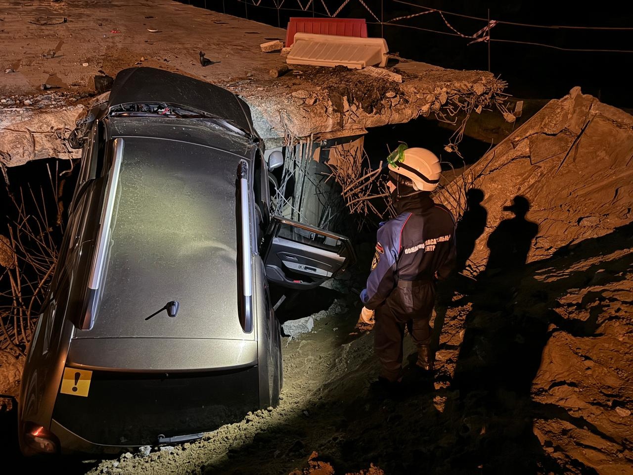 В Пензе на трассе М5 легковушка упала в разобранный пролет моста