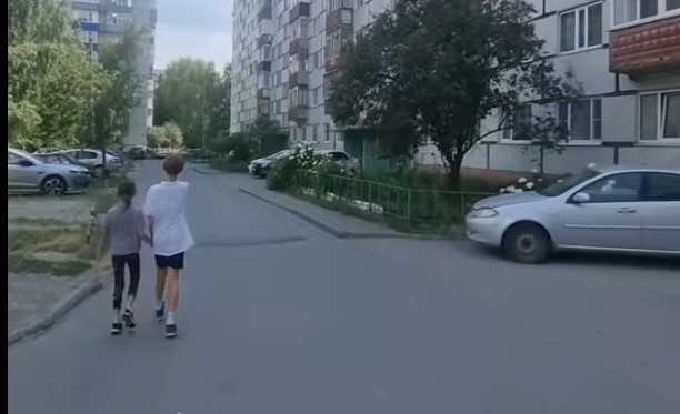 Шоумен Павел Воля привез своих детей в родной двор в Пензе