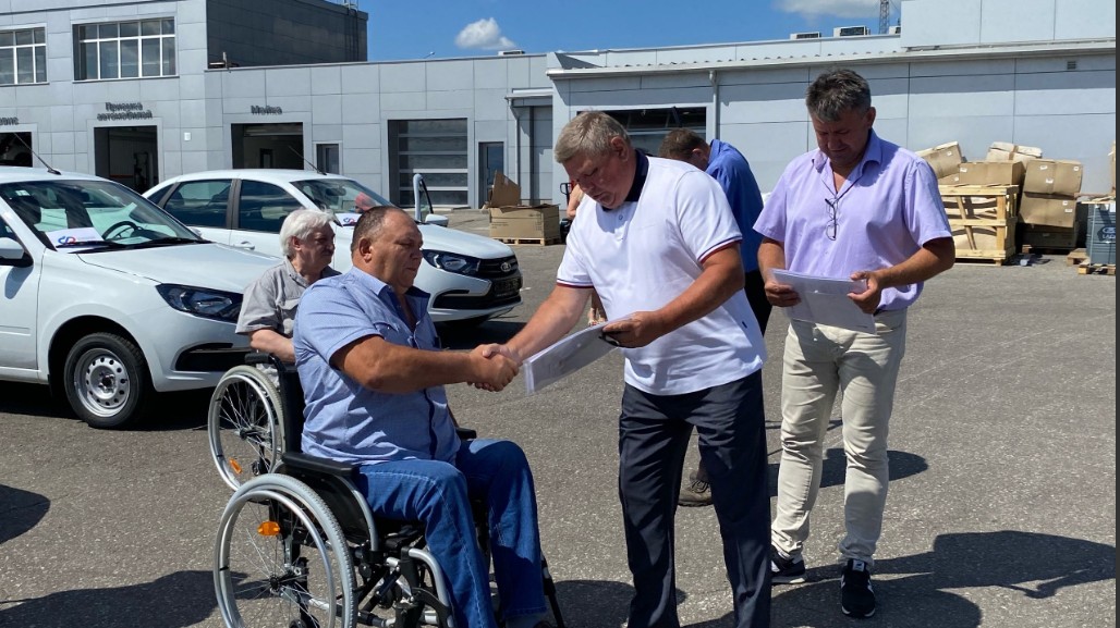 Девять пензенцев, пострадавших на производстве, получили новые машины от СФР