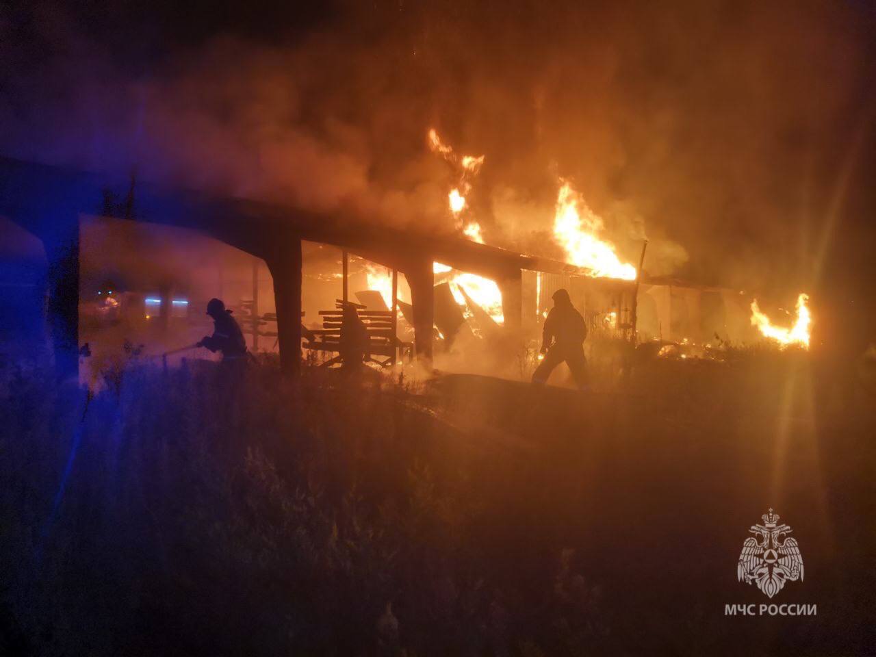 В Бессоновском районе 18 человек тушили горящую пилораму, видео
