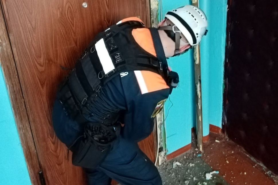 Спасатели Пензы вскрыли дверь в квартиру, где мужчина не отвечал на звонки