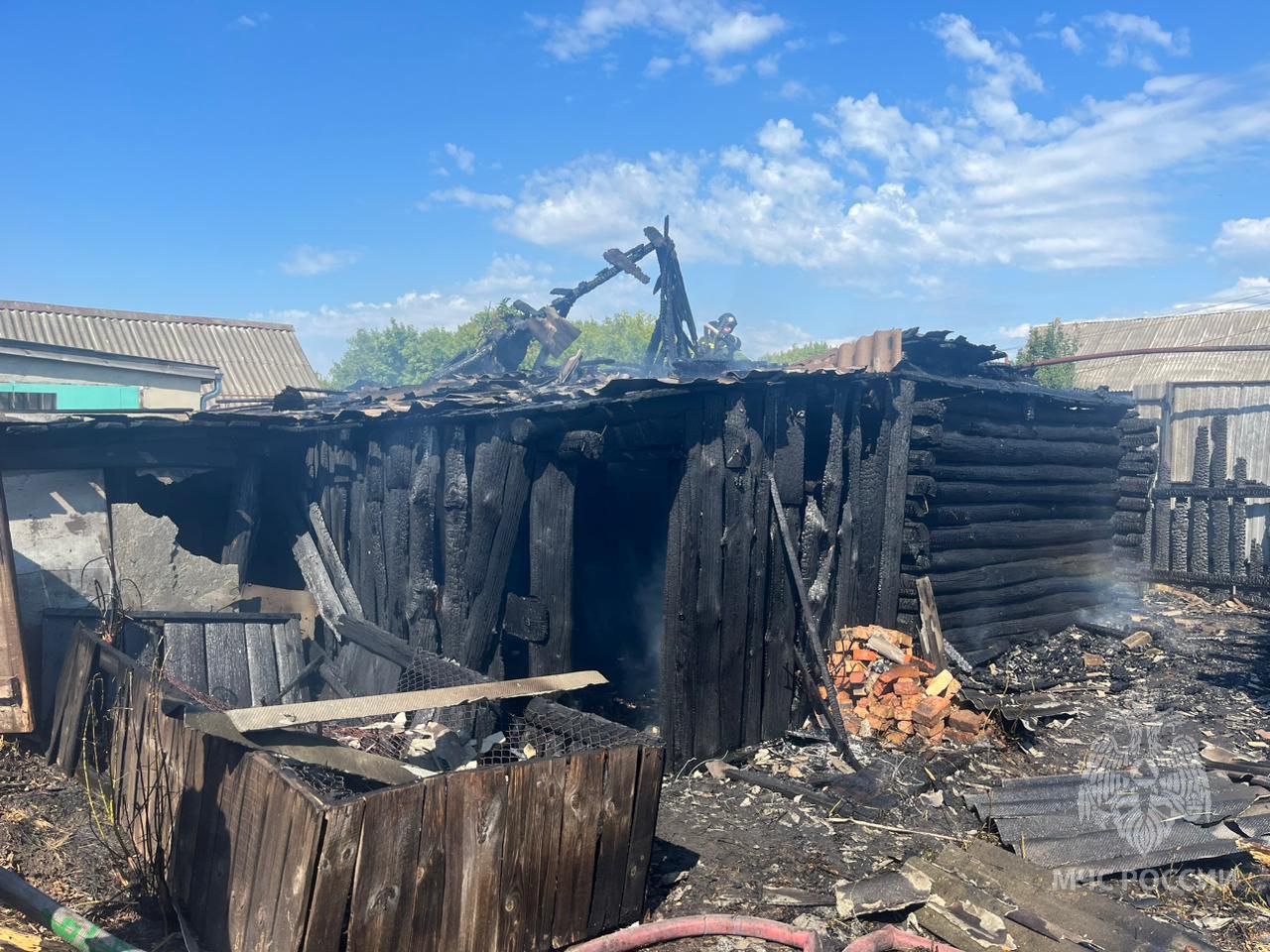 Пензенские огнеборцы спасли два жилых дома от пожара в Шемышейке