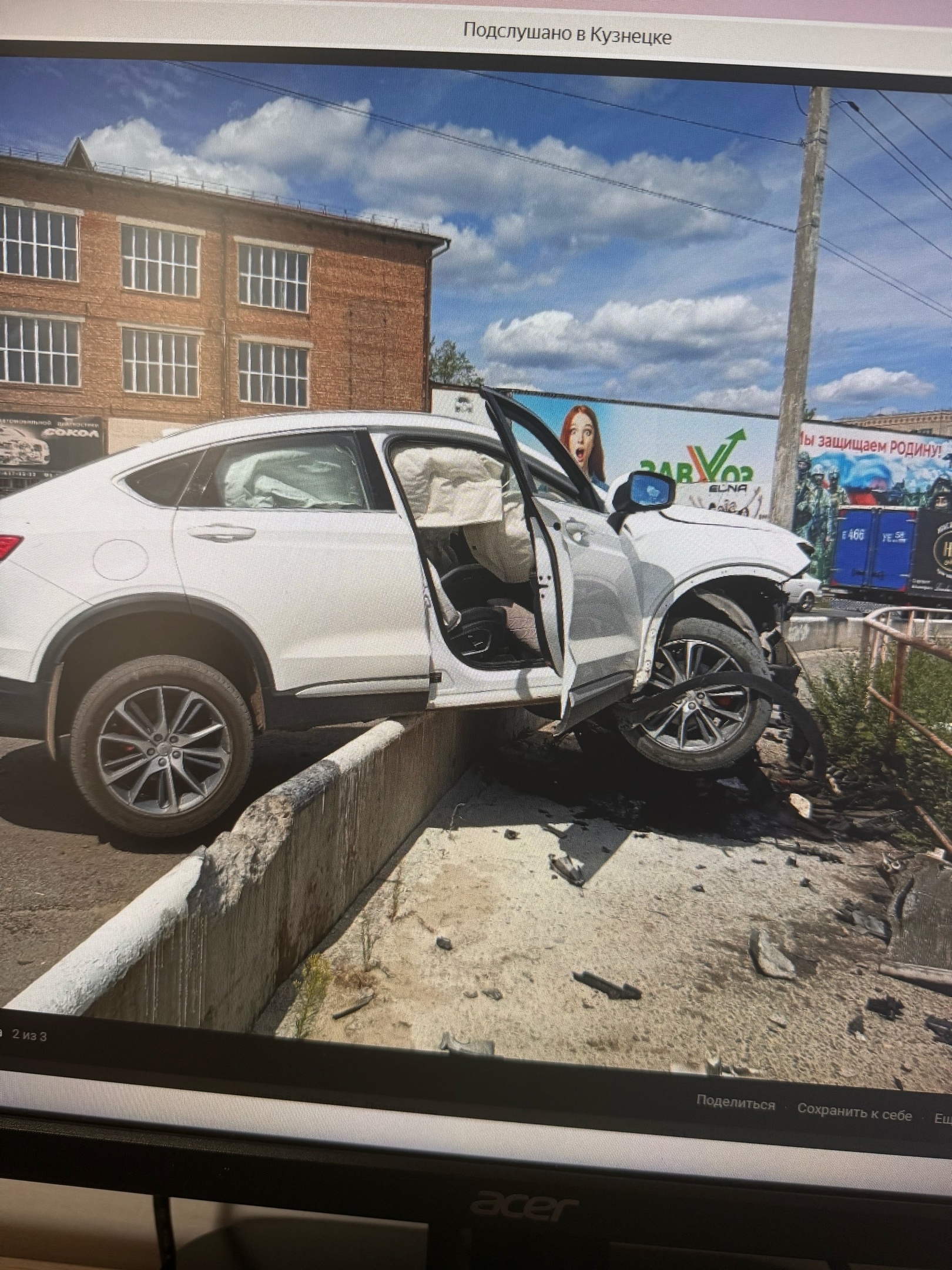 В Кузнецке после столкновения с препятствием пострадал молодой водитель Geely