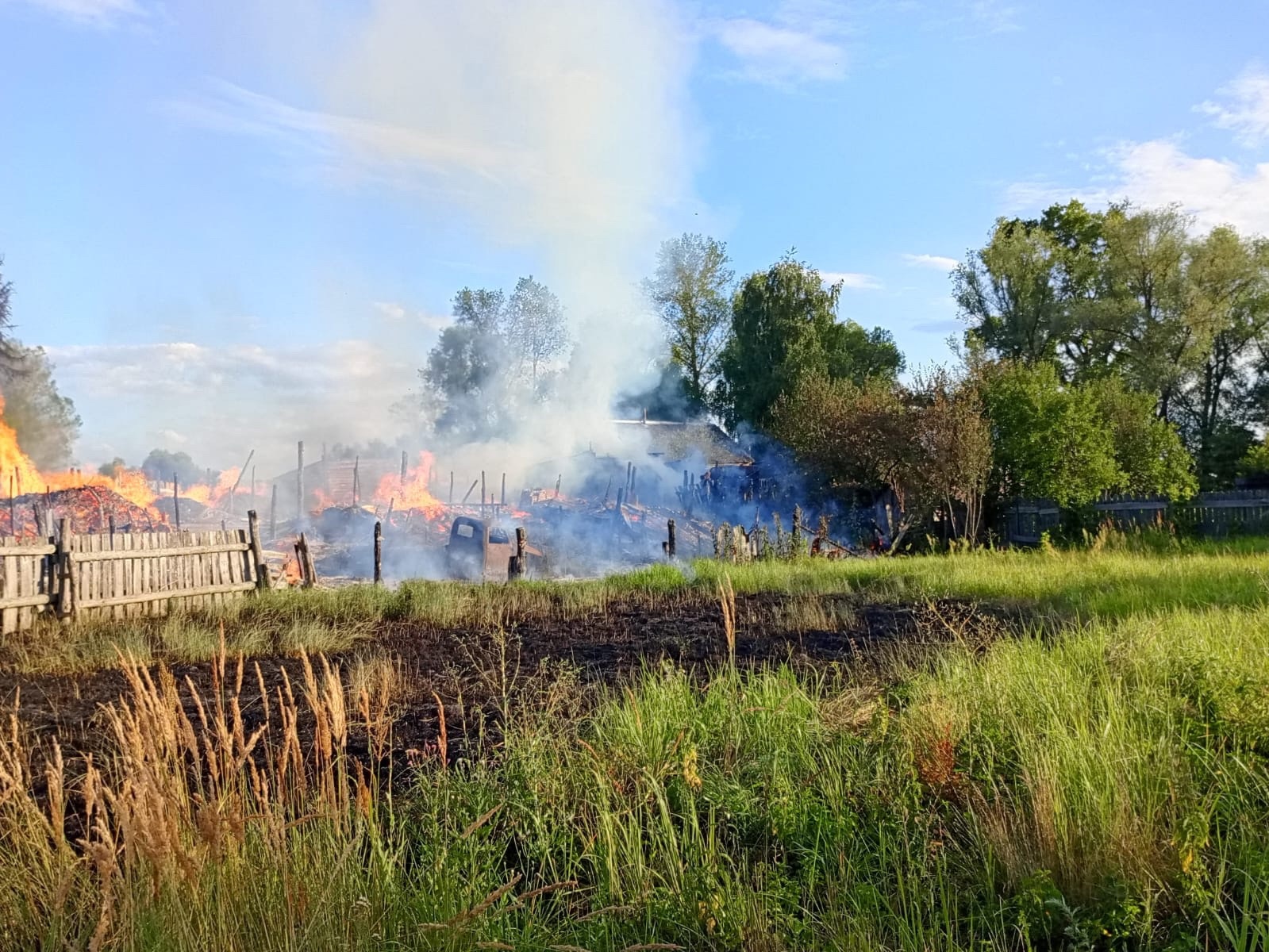В Никольском районе вечерний пожар охватил баню и постройки
