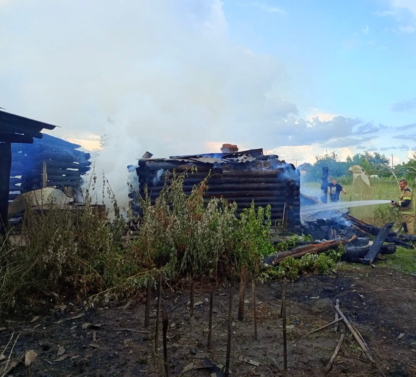 В Никольске пожар уничтожил два жилых дома