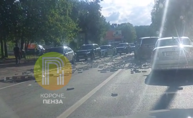 В Пензе дорогу на Захарова завалило тротуарной плиткой