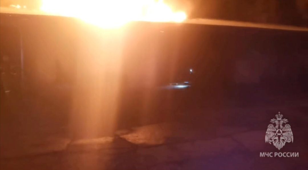 В Пензенской области 35 пожарных тушили склад с лакокрасочными материалами