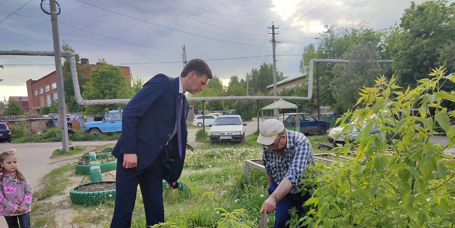 Борис Панин потребовал закрыть канализационные люки в микрорайоне Терновка