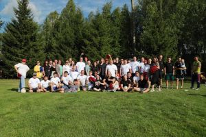 Ольга Изранова приветствовала участников дружеского футбольного матча