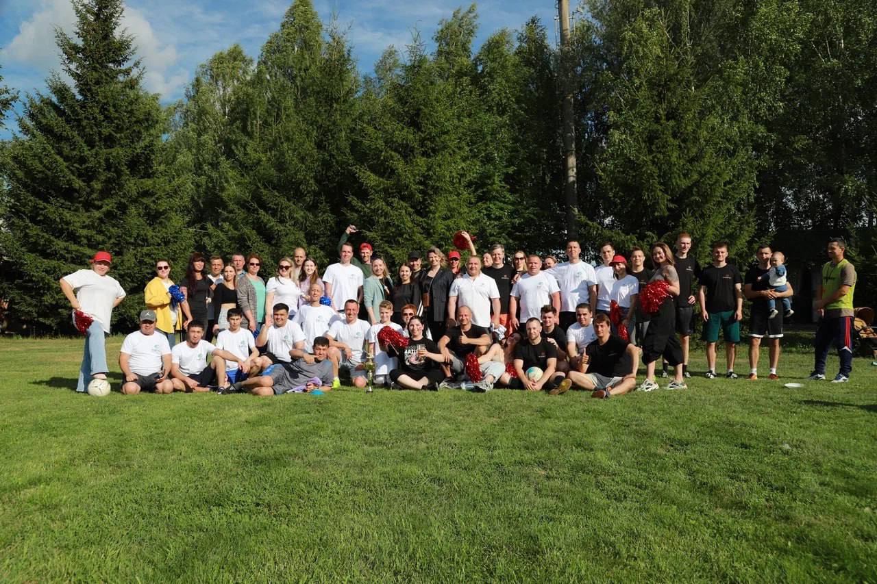 Ольга Изранова приветствовала участников дружеского футбольного матча