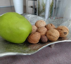 Яркий и полезный салат из краснокочанной капусты с яблоком и орехами