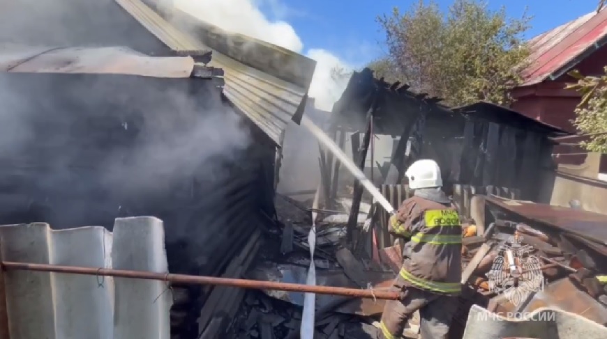 26 огнеборцев не допустили распространение огня на соседние строения на Крымской в Пензе