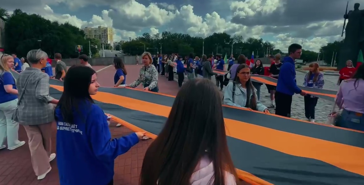 В Пензе растянули 100-метровую георгиевскую ленту в память детей-жертв Донбасса