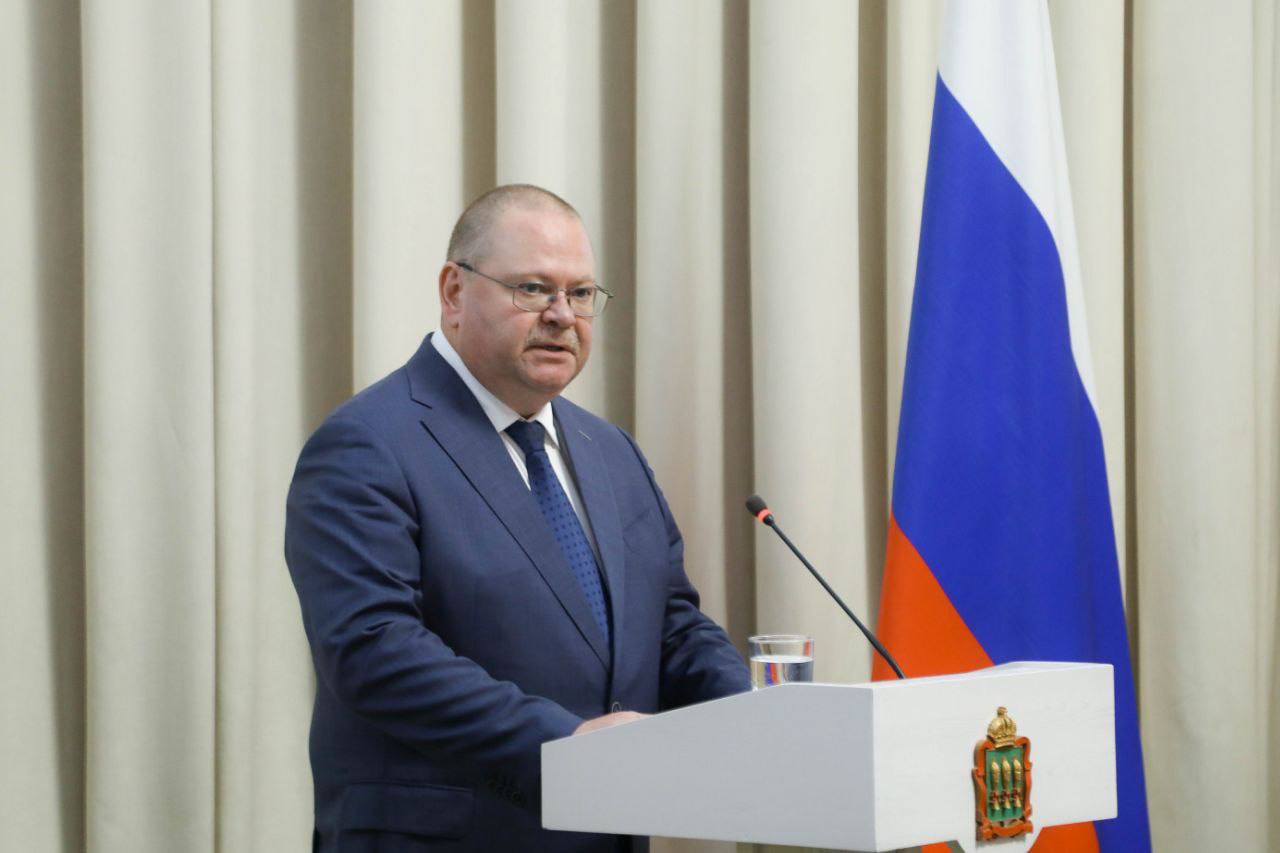 Олег Мельниченко наградил отличившихся в служебной и общественной деятельности земляков