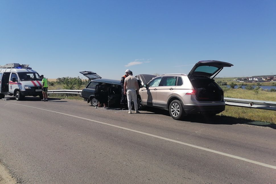 Авария с 5 пострадавшими в Богословке, водителя пришлось доставать спасателям