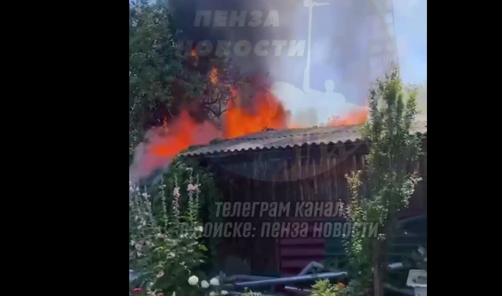 Пензенские спасатели ликвидировали пожар в частном подворье на улице Беговой