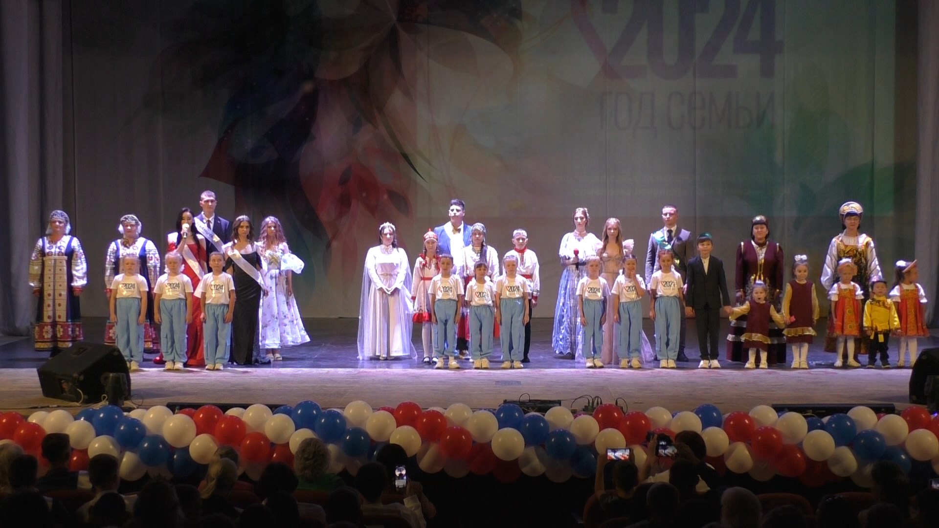 Как в Кузнецке прошел выпускной бал-2024, фото