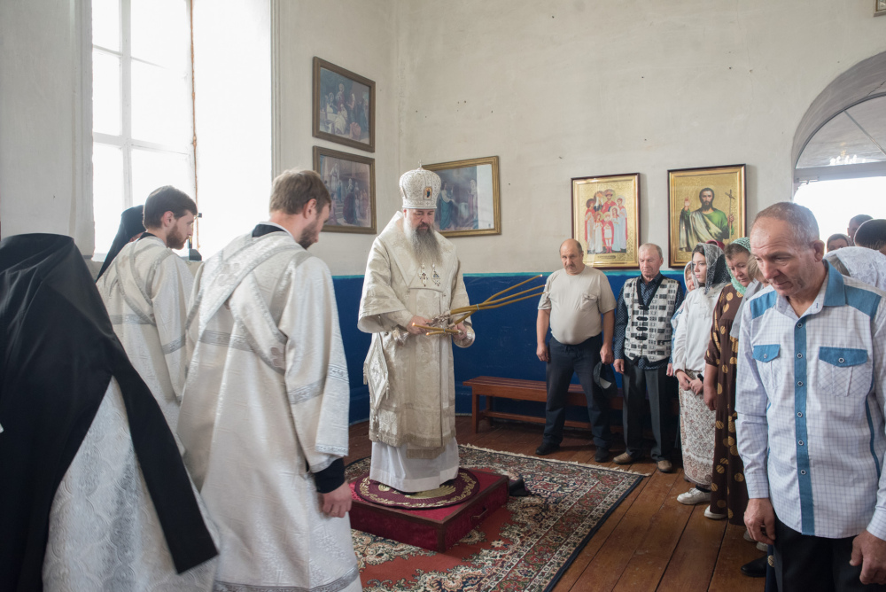 Митрополит Серафим совершил литургию в храме Вознесения Господня в Нижнеломовском районе