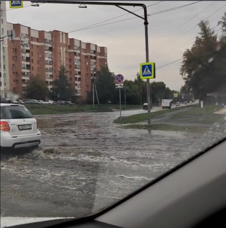 В Пензе из-за ливня проспект Строителей ушел под воду