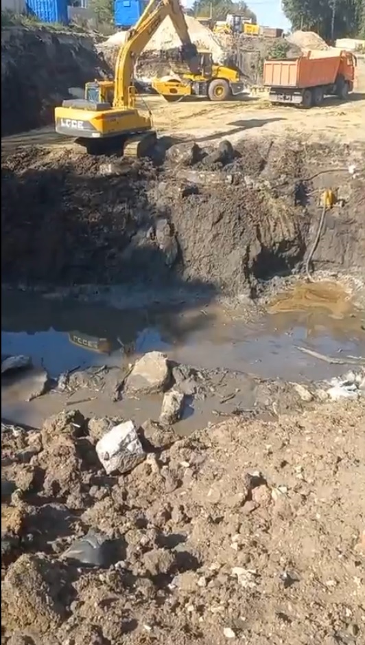 В Кузнецке работы на переезде в Западный микрорайон осложнили родники