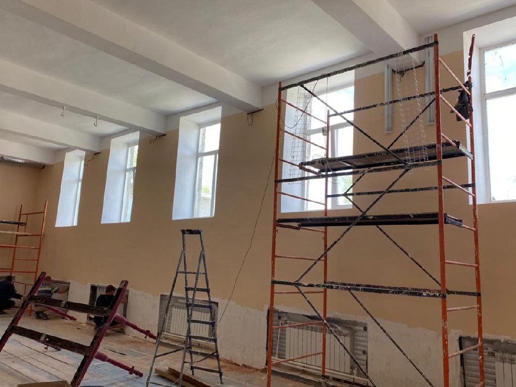 В Кузнецке подрядчик сорвал сроки капремонта спортзала в гимназии