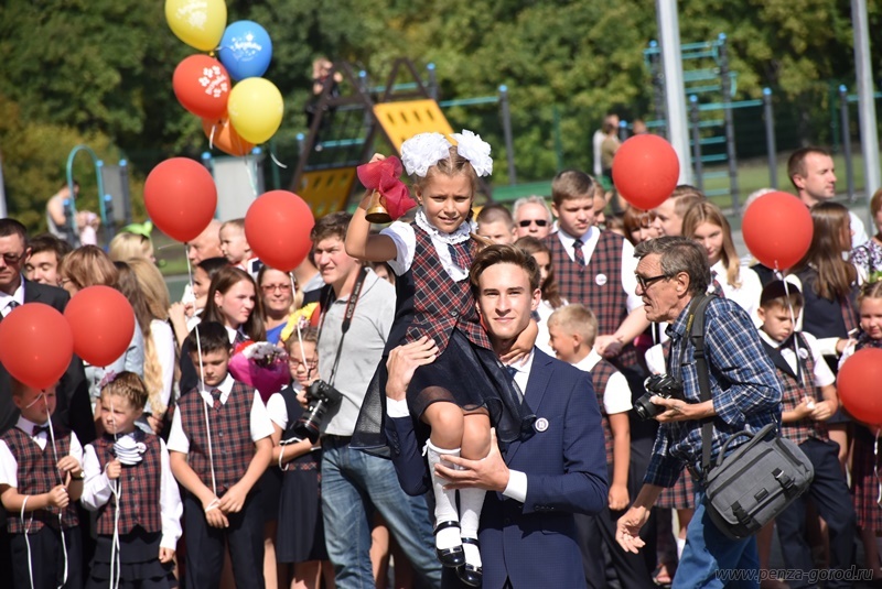 Пензенских родителей пустят на школьные линейки