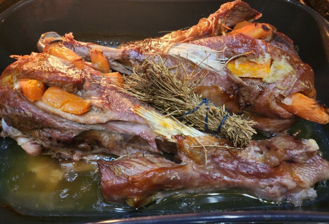 Нутрициолог Елена Дзюбак поделилась рецептом сочного мяса с травами