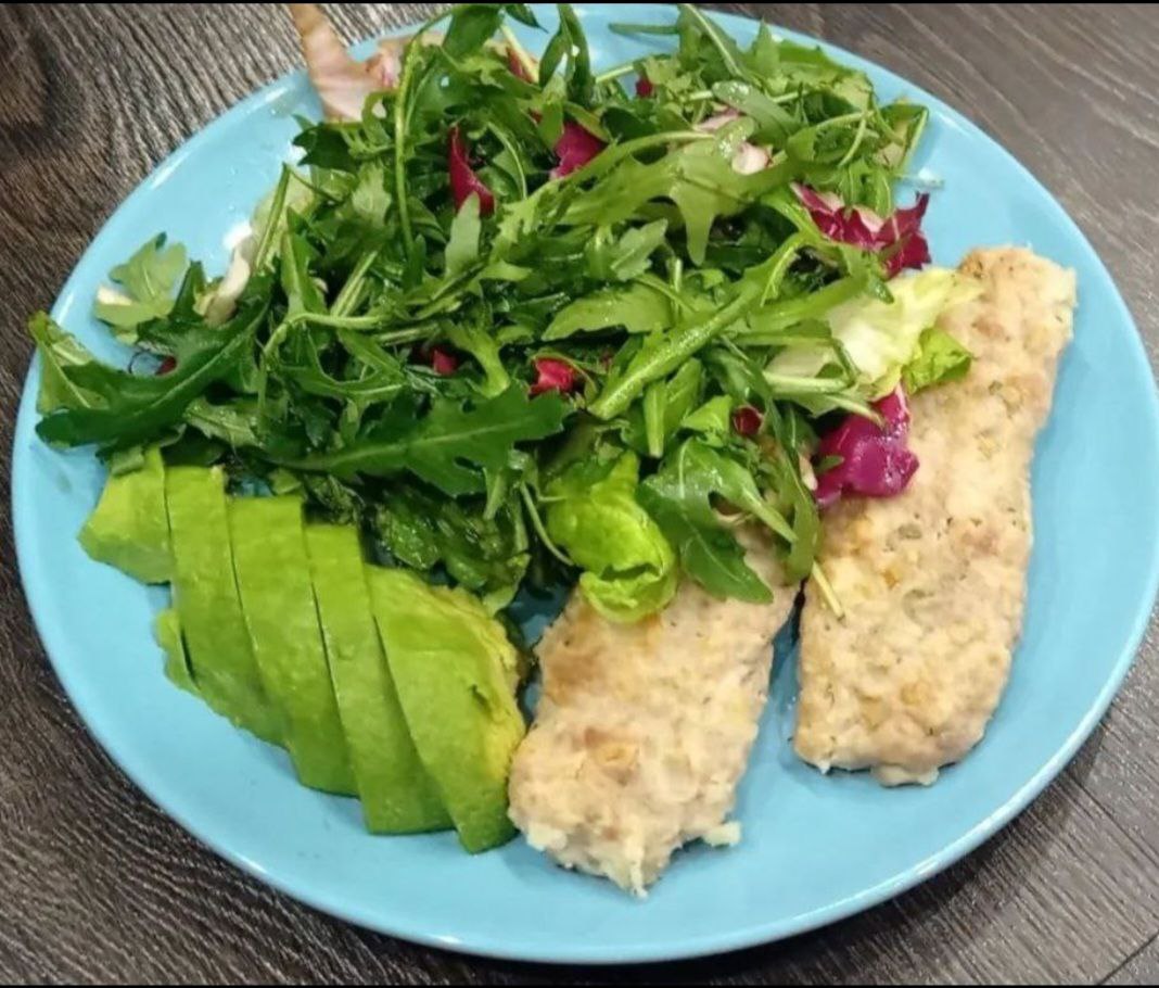 Сочные диетические кебабы из курицы, трав и оливок