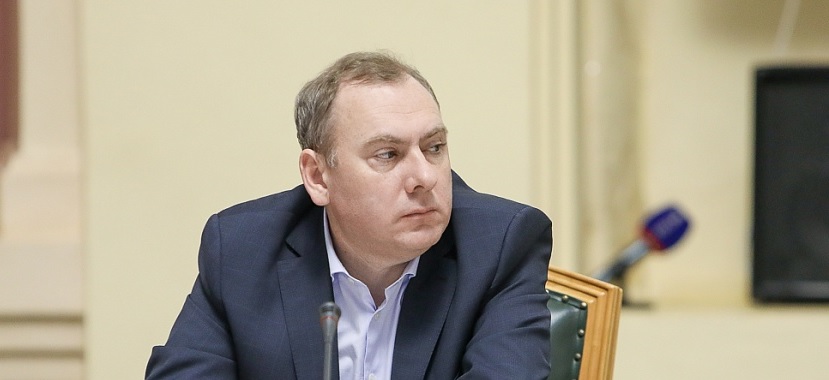 Владимир Вдонин передал школьные наборы детям из нуждающихся семей