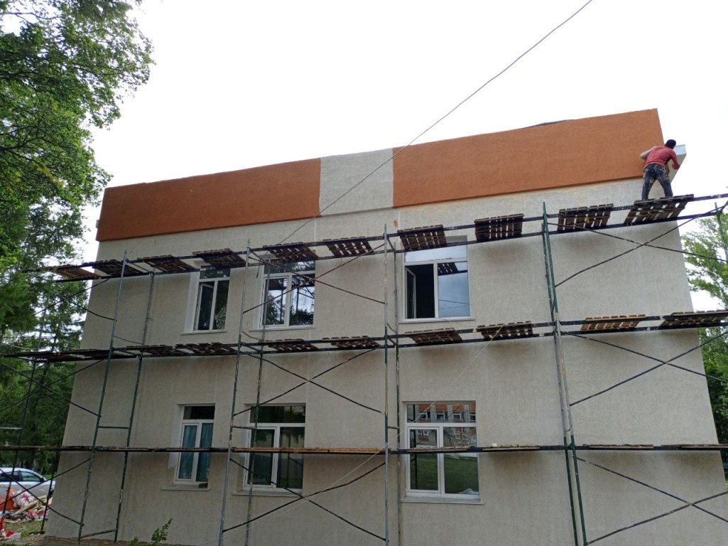 Инфекционный корпус Каменской больницы получил новую крышу