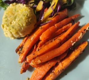 Котлетки из трески с запечённой морковью и салатом