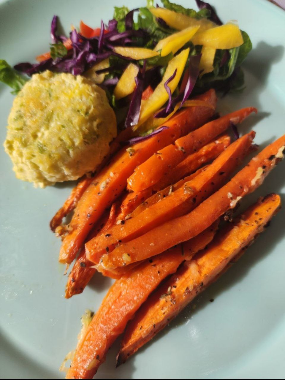 Котлетки из трески с запечённой морковью и салатом