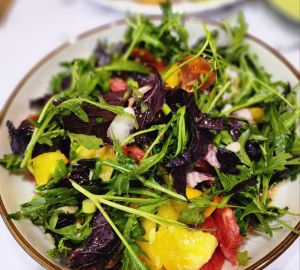 Витаминный салат с рукколой, базиликом и разноцветными помидорами