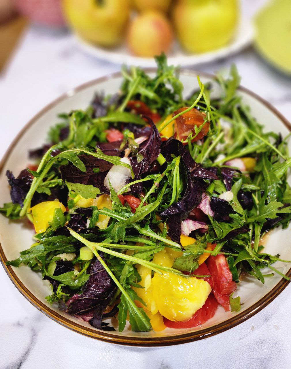 Витаминный салат с рукколой, базиликом и разноцветными помидорами