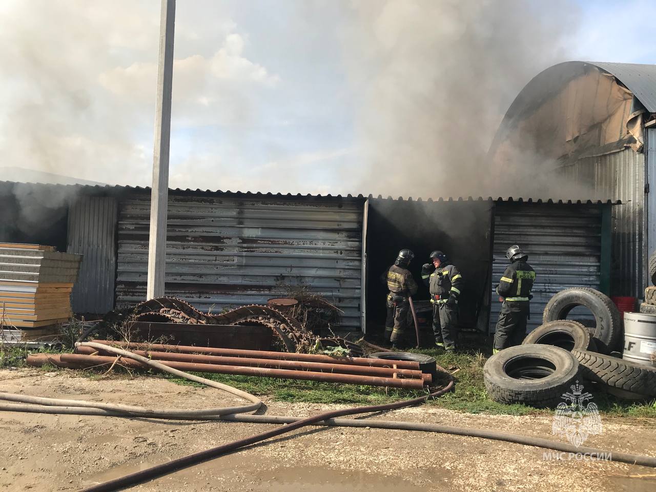 В Пензе 27 человек тушили горящий склад на Аустрина