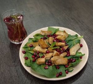 Теплый салат с индейкой и малиновым соусом на ужин