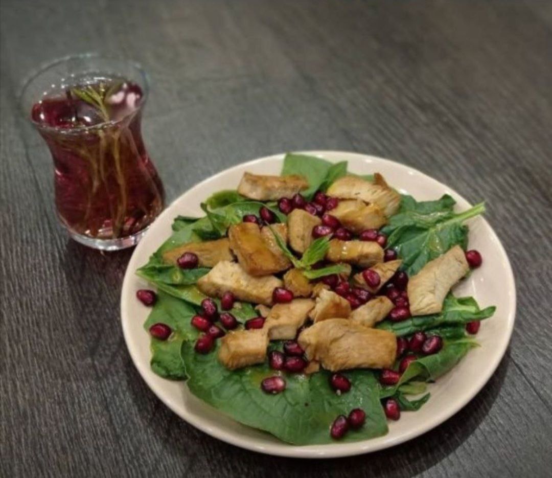 Теплый салат с индейкой и малиновым соусом на ужин