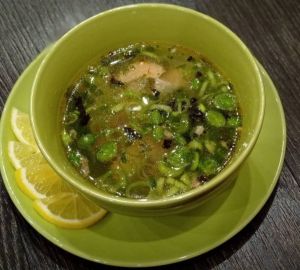 Яркая уха из белой и красной рыбы