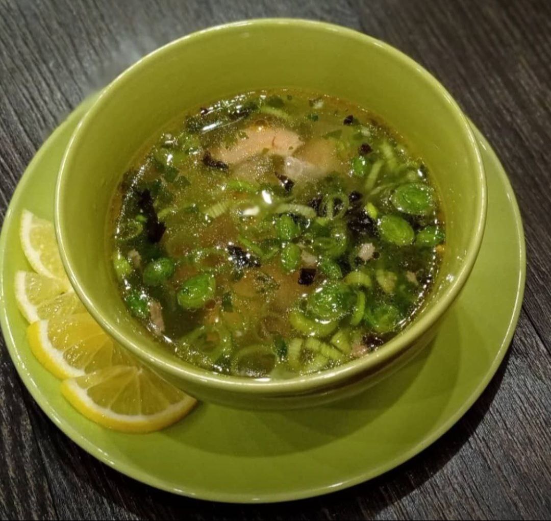 Яркая уха из белой и красной рыбы