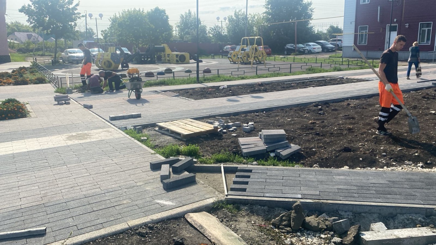 В Бессоновке продолжается благоустройство площади у районного Дома культуры