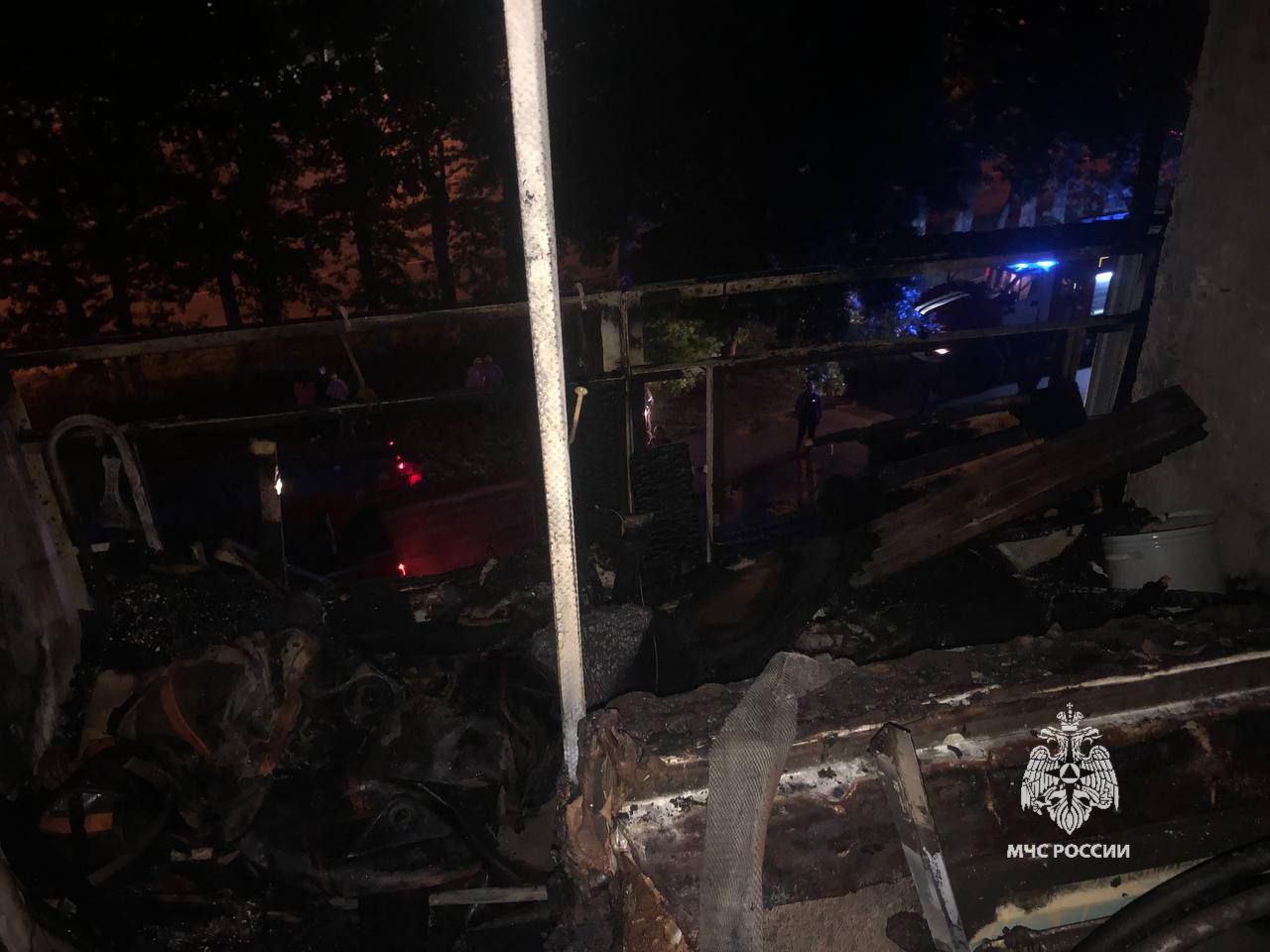 В Пензе спасатели МЧС эвакуировали 9 человек и спасли 3 из задымленной квартиры