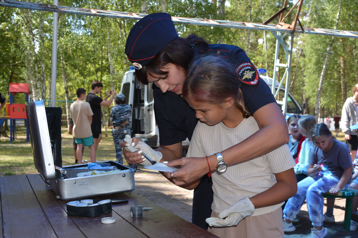 В пензенском лагере полицейские научили детей снимать отпечатки пальцев