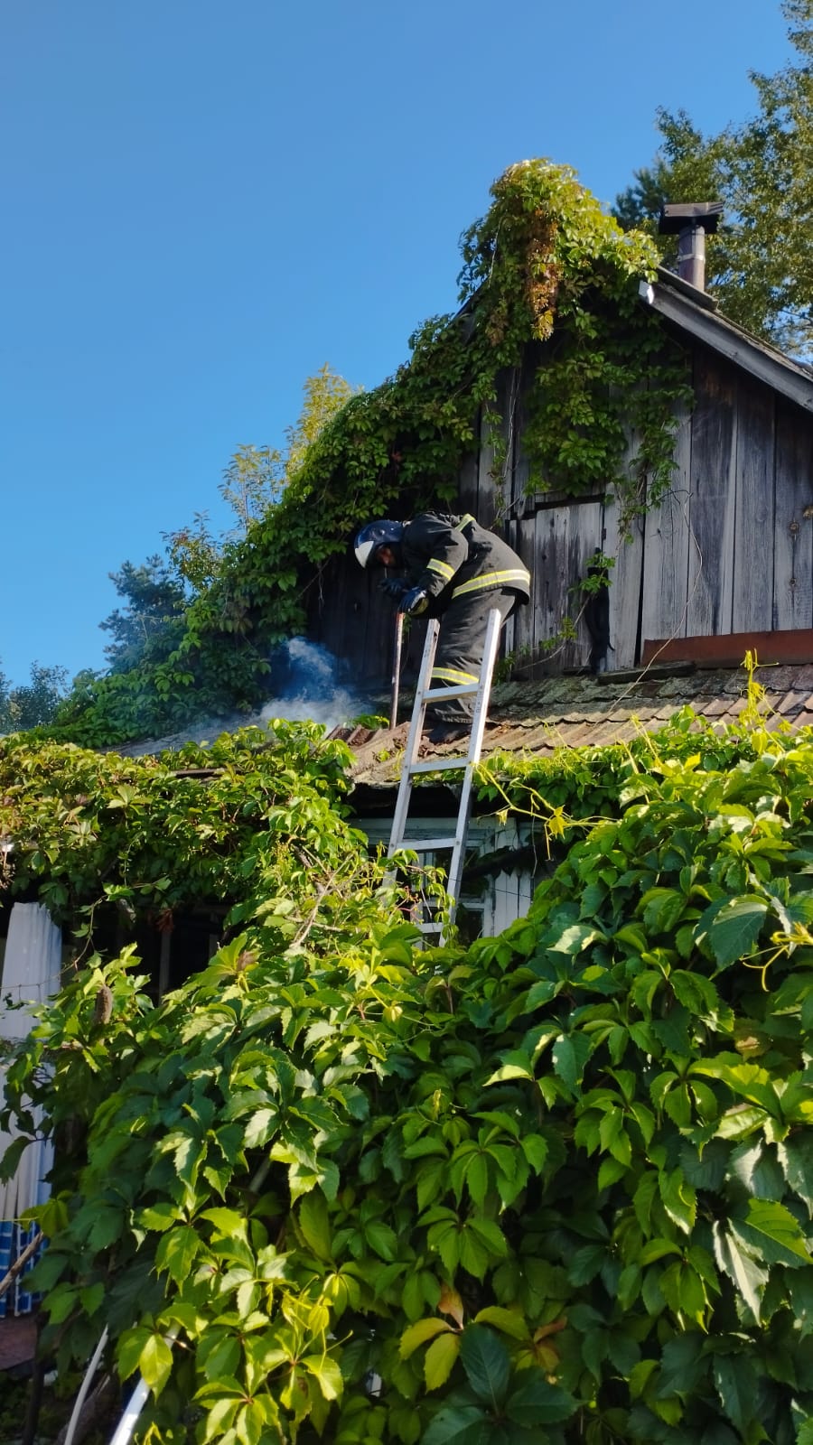 В Городищенском районе пожарные потушили горящую крышу дома