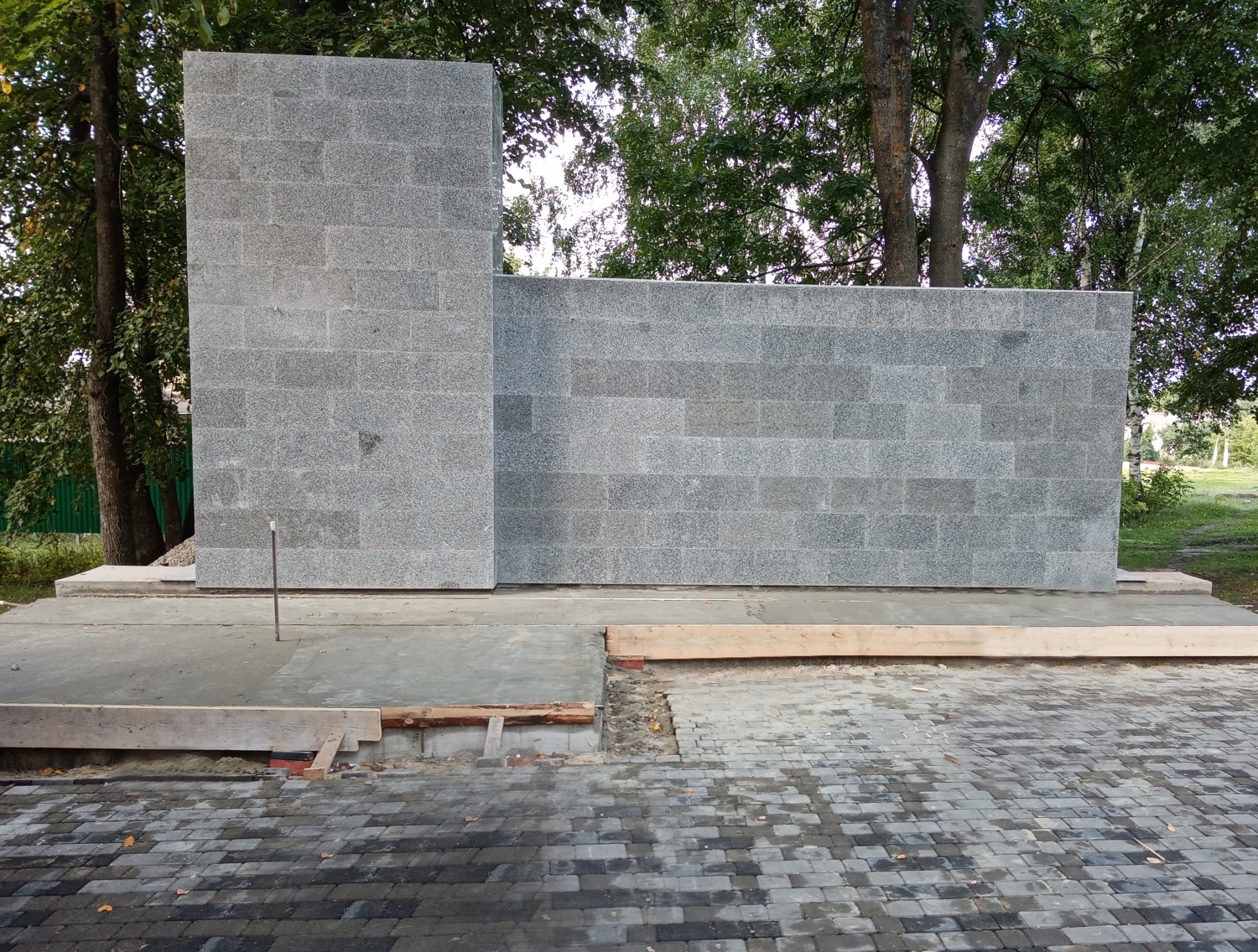 В Кондоле обновляют аллею центрального парка и мемориал павшим в Великой Отечественной войне